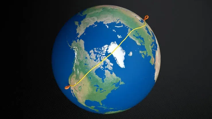 A globe showing a curved great-circle flight path arcing over the Arctic between two cities.